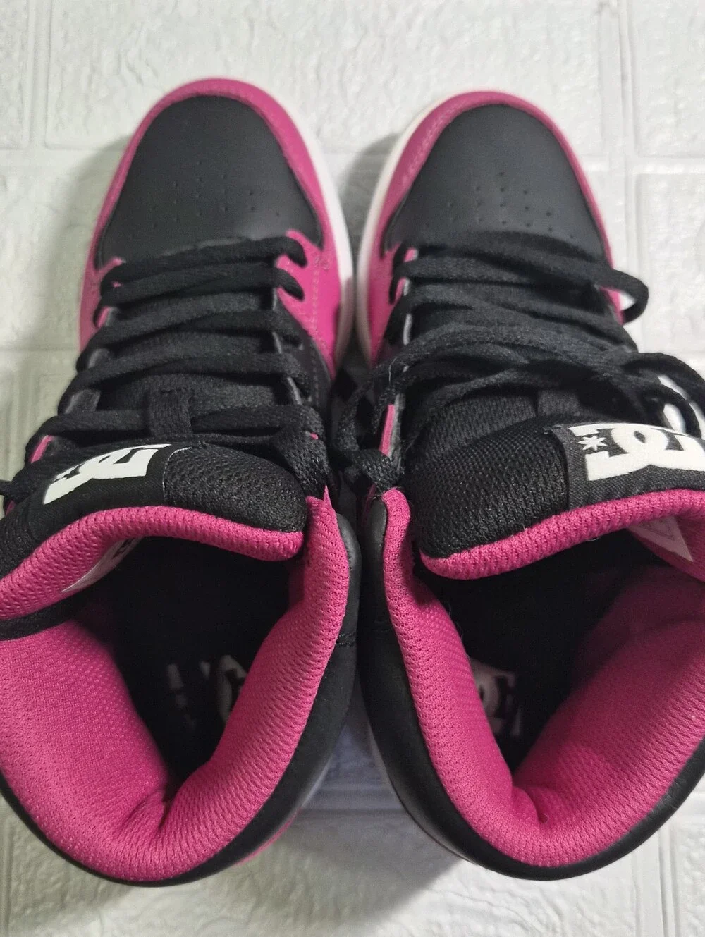 New! Youths DC Cure Hi Top Black/White/Pink Skate Shoes Size 4 Crisp clean Shoes